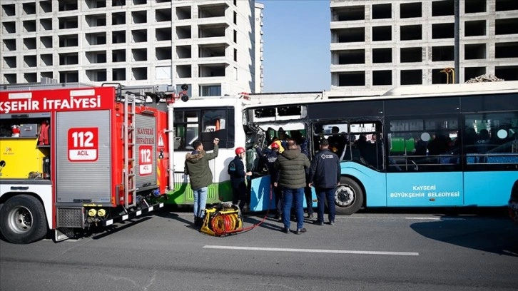 Kayseri'de belediye ve halk otobüsü çarpıştı, 29 kişi yaralandı