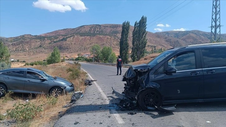 Kayseri'de otomobille minibüsün çarpışması sonucu 9 kişi yaralandı