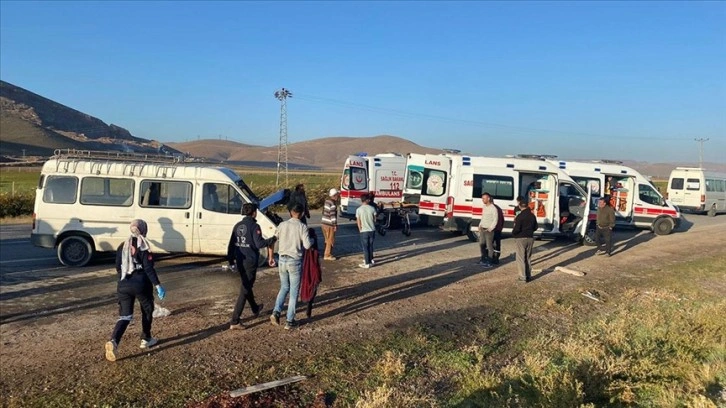 Kayseri'de tarım işçilerini taşıyan minibüs ile yakıt tankeri çarpıştı, 15 kişi yaralandı