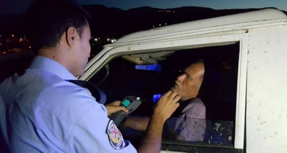 Kaza yapan sürücü, polise zor anlar yaşattı