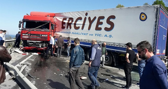 Kaza yapan tır Karadeniz Sahil Yolu’nu ulaşıma kapattı