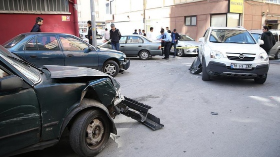 Kaza yaptığı otomobille kaçarken 14 araca zarar verdi