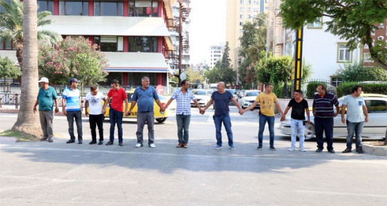 'Kaza yolu' kapatılsın diye etten duvar ördüler