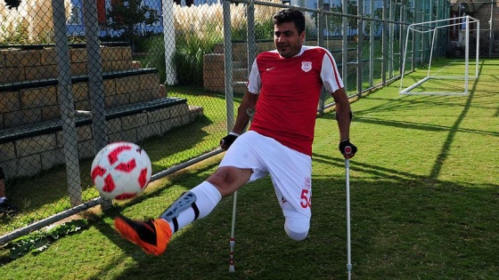 Kazada bacağını kaybetti, futbolla hayata tutundu