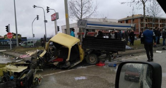 Kazada kamyonet ikiye bölündü 3 kişi yaralandı