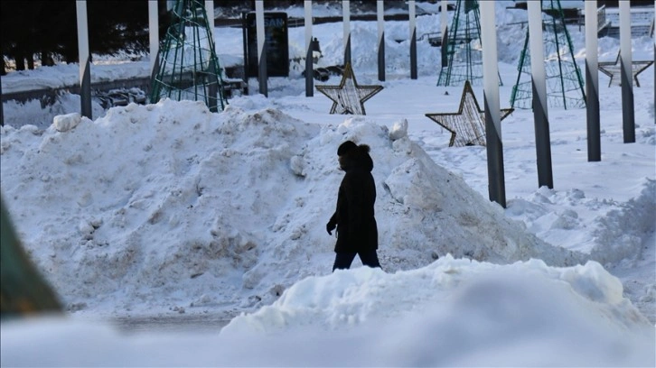Kazakistan’da kar fırtınası ve soğuk hava yaşamı olumsuz etkiliyor