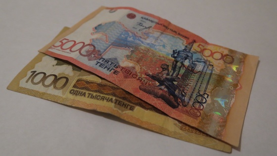 Kazaklar banknotları sadece ana dillerinde basacak