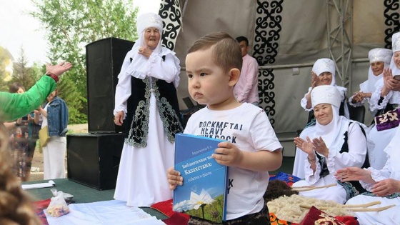 Kazaklar duşak kesme geleneğini yaşatıyor