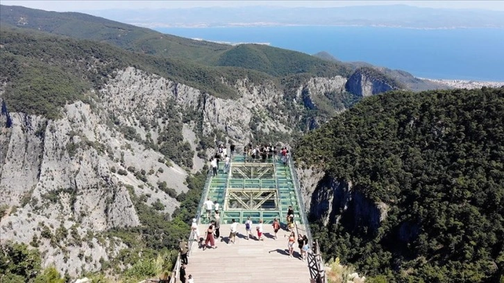 Kazdağları'ndaki cam seyir terası bayramda 12 bin kişi tarafından ziyaret edildi