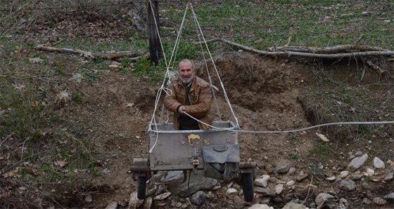 Kazları için derenin üstüne teleferik kurdu