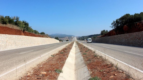 Kazma kürekle açılan yol 'duble' oluyor