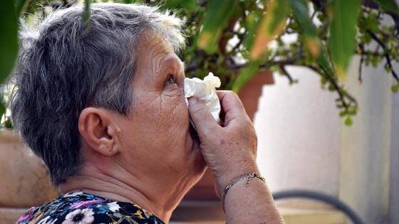 Kedisinin kurtarılışını gözyaşlarıyla izledi