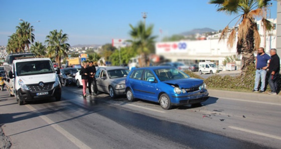 Kediye çarpmamak için 6 araç birbirine girdi!