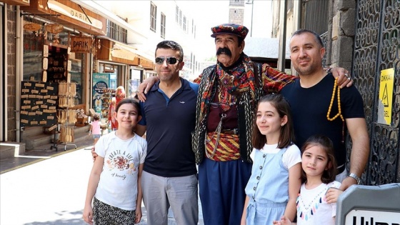 'Kemal Dayı' ile fotoğraf çektirmek için sıraya giriyorlar