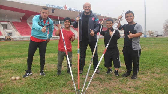 Kendisi gibi engelli insanların hayatına dokunarak şampiyon sporcular yetiştiriyor