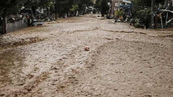 Kenya&#39;daki sellerde en az 100 kişi can verdi