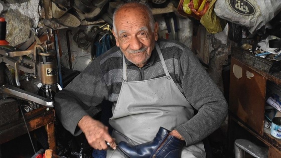 Kerkük'te 85 yaşındaki ayakkabı ustası, 60 yıldır mesleğini tutkuyla yapıyor