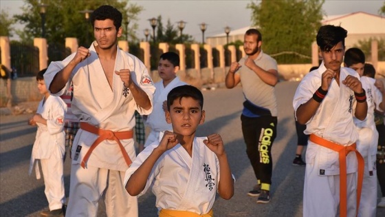 Kerküklü gençler Kovid-19'a karateyle meydan okuyor