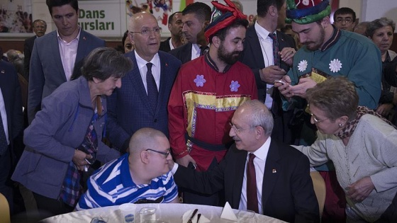 Kılıçdaroğlu vatandaşlarla iftar yaptı