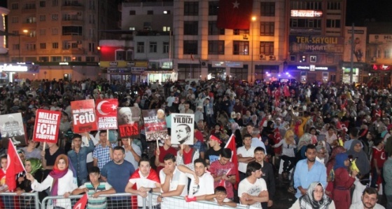 Kilis'te demokrasi nöbeti sürüyor