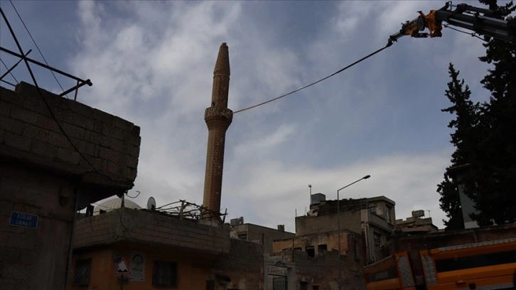Kilis'te depremde hasar gören minarenin yıkımı gerçekleştirildi