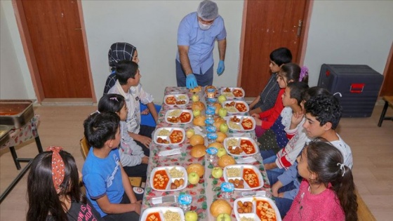 Kilometrelerce yol katederek öğrencilere sıcak yemek taşıyorlar