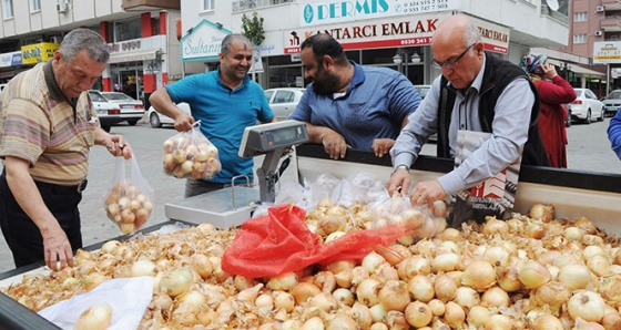 Kilosu 2 liradan satılan soğana hücum ettiler