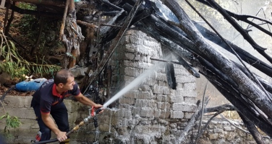 Kimliği belirsiz kişiler tahta köprüyü yakıp kaçtı