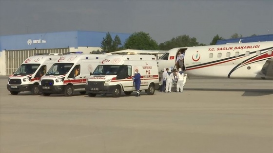 Kırgızistan'daki Kovid-19 hastası Türk vatandaşları ambulans uçakla yurda getirildi