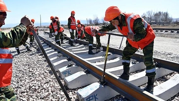 Kırgızistan'ın tarihinde ilk kez demiryolu hattı inşaatına başlandı