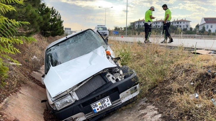 Kırıkkale'de işçi servisi ile otomobilin çarpıştığı kazada 11 kişi yaralandı