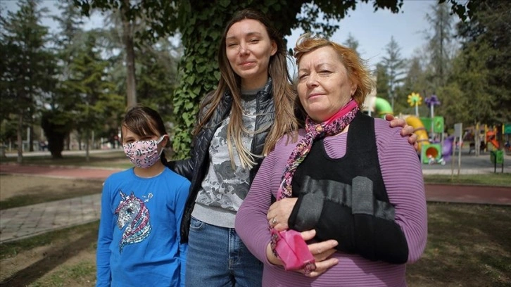 Kırılan kolu savaş nedeniyle tedavi edilemeyen Ukraynalı kadın Çorum'da sağlığına kavuştu