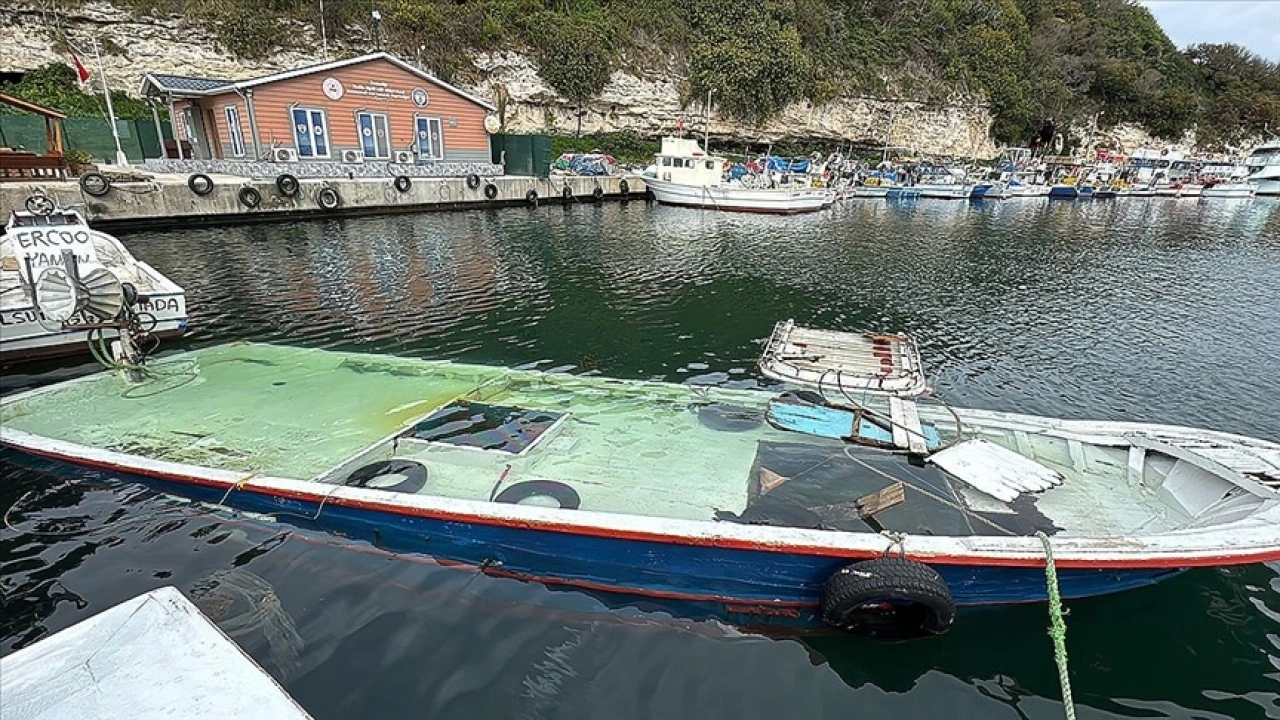 Kırklareli'nde ağlara takılan balıkların yüküne dayanamayan balıkçı teknesi battı