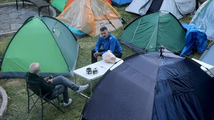Kırkpınar'a gelen güreşseverlerin bazıları çadırda konaklıyor