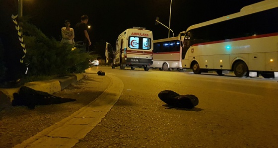 Kırmızı ışıkta geçen ambulans motosiklete çarptı