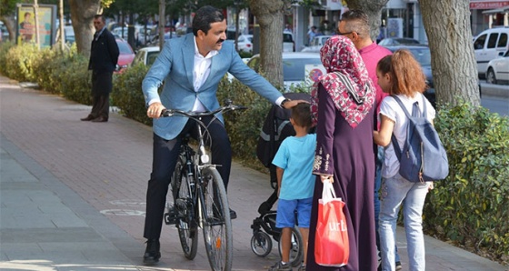 Kırşehir Belediye Başkanı makam aracını bıraktı bisiklete bindi