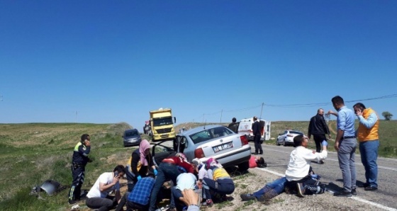 Kırşehir&#39;de düğün yolunda kaza: 10 yaralı