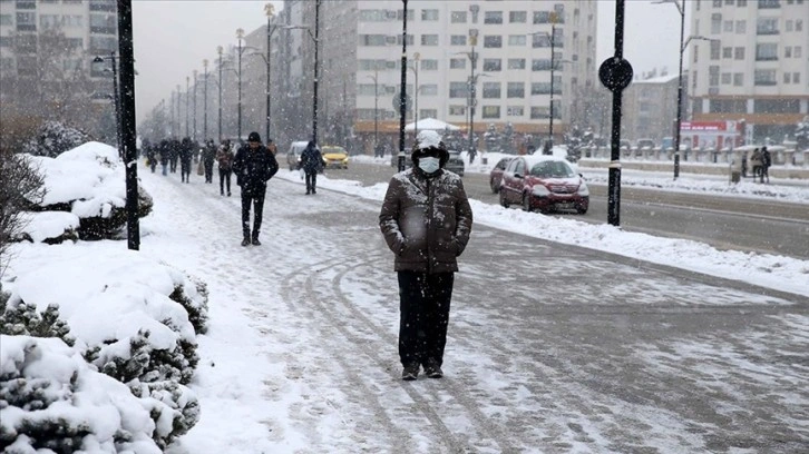 Kırşehir ve Sivas'ta kar yağışı etkili oluyor