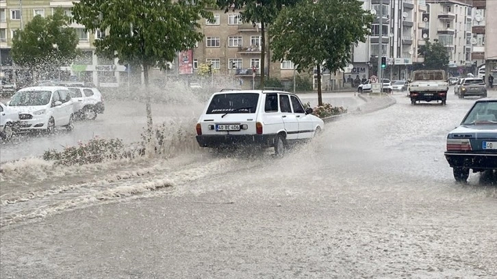 Kırşehir'de sağanak hayatı olumsuz etkiledi