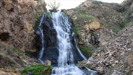 Kışın tamamen donan Susuz Şelalesi ilkbaharda bir başka güzel