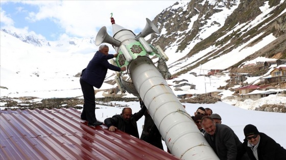 Kışın yatırdıkları minareyi kaldırdılar