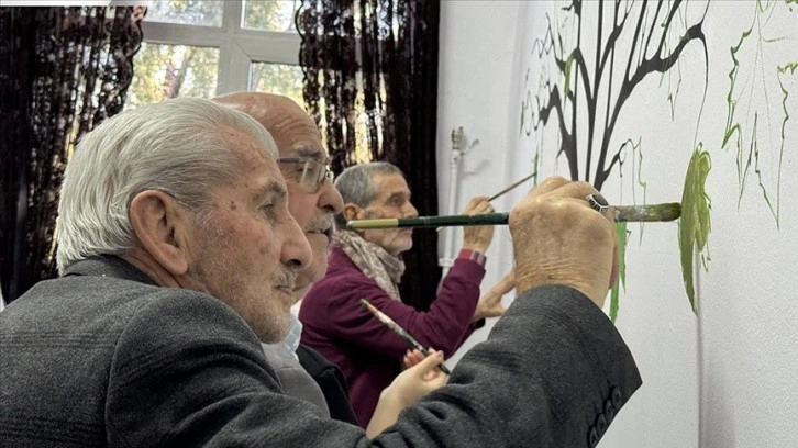 Kız meslek lisesi öğrencileri, yaşlılarla etkileşim programında buluştu