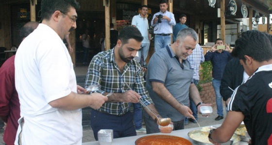 Kızgın lokantacıdan vatandaşlara bedava yemek