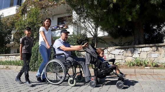 Kızı babasına, dedesi torununa 'hareket' katıyor