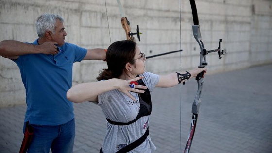 Kızı için 50 yaşında okçuluğa başladı