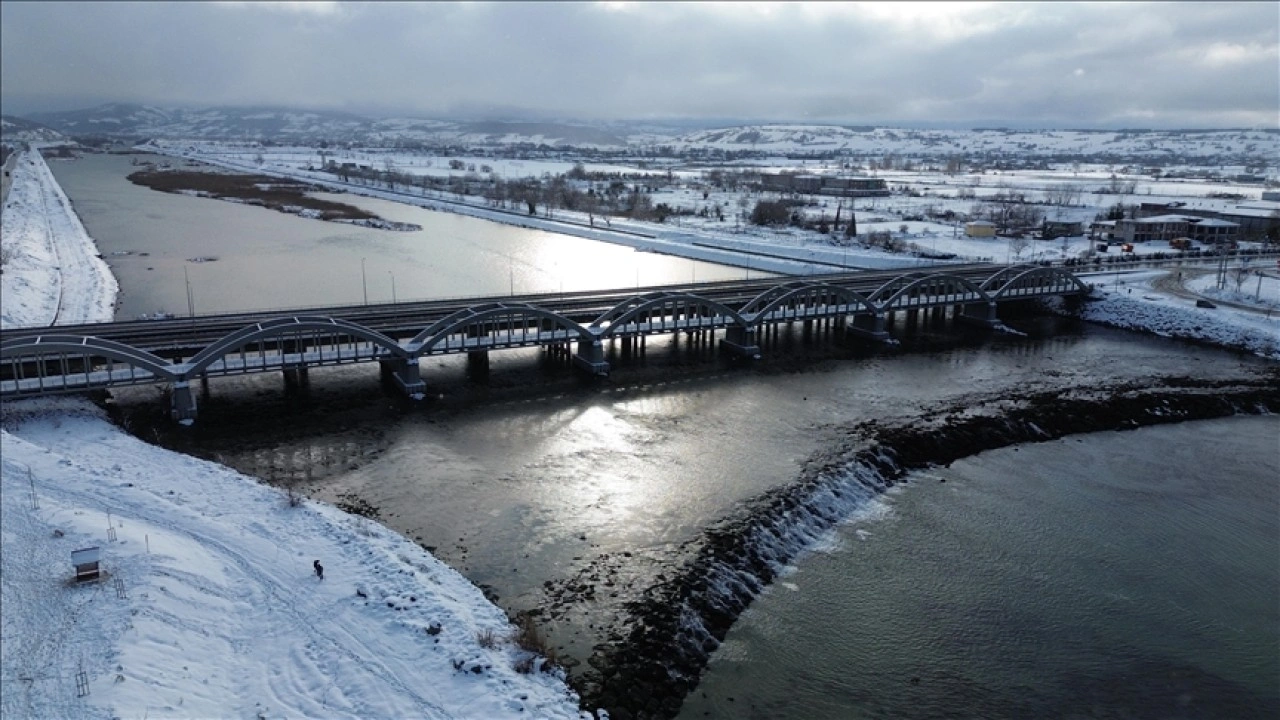 Kızılırmak Nehri ve tarihi Çetinkaya Köprüsü beyaz örtüyle kaplandı