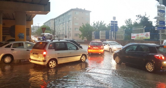 Kocaeli’de aniden bastıran yağmur hayatı felç etti