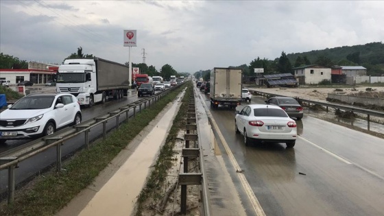 Kocaeli'de etkili sağanak trafikte aksamalara neden oldu