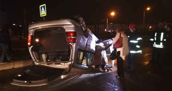 Kocaeli’de iki otomobil kavşakta kafa kafaya çarpıştı: 4 yaralı