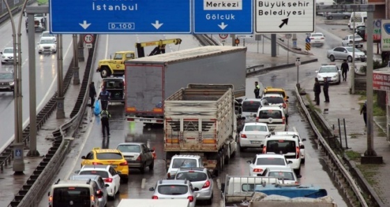 Kocaeli’de kaza yapan tır D-100’de trafiği felç etti